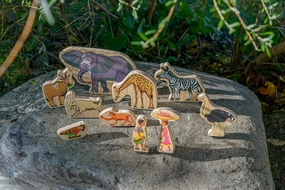 Smart device Community Helper Yellow Door Handa's Surprise Wooden Characters